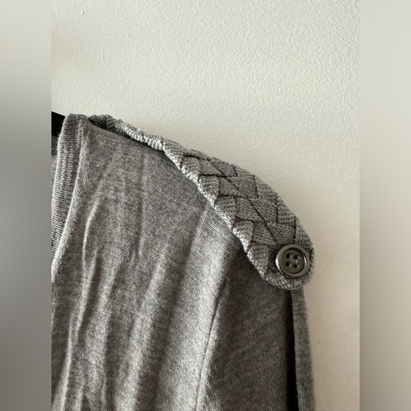 BURBERRY Gray V Neck Sweater Size Large Braided Shoulder Detailing - Picture 4 of 8